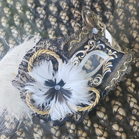 Elegant Gold and Black Carnival Mardi Gras Halloween Masquerade Mask. - Picture 3 of 6